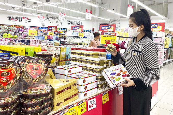 Khách hàng chọn mua quà tặng nhân ngày Valentine.