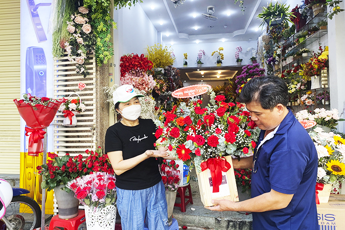 Khách hàng chọn mua hoa tại cửa hàng Sunflower  trên đường Thái Nguyên