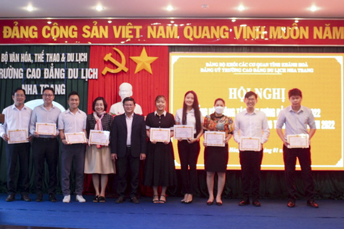 Khen thưởng sinh viên tích cực tham gia phong trào.