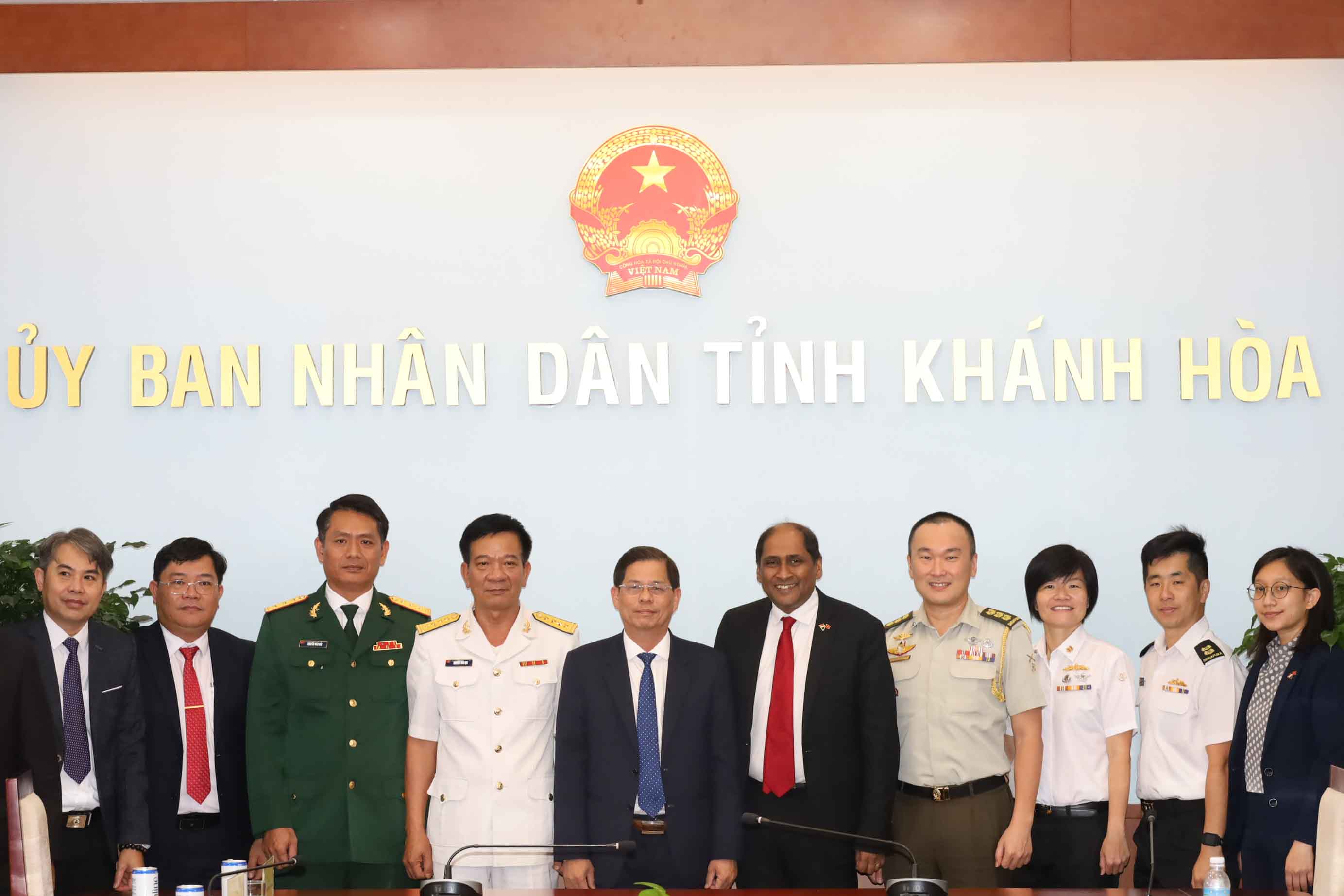 Ông Nguyễn Tấn Tuân chụp hình lưu niệm với ông Jaya Ratnam và các thành viên trong đoàn. 