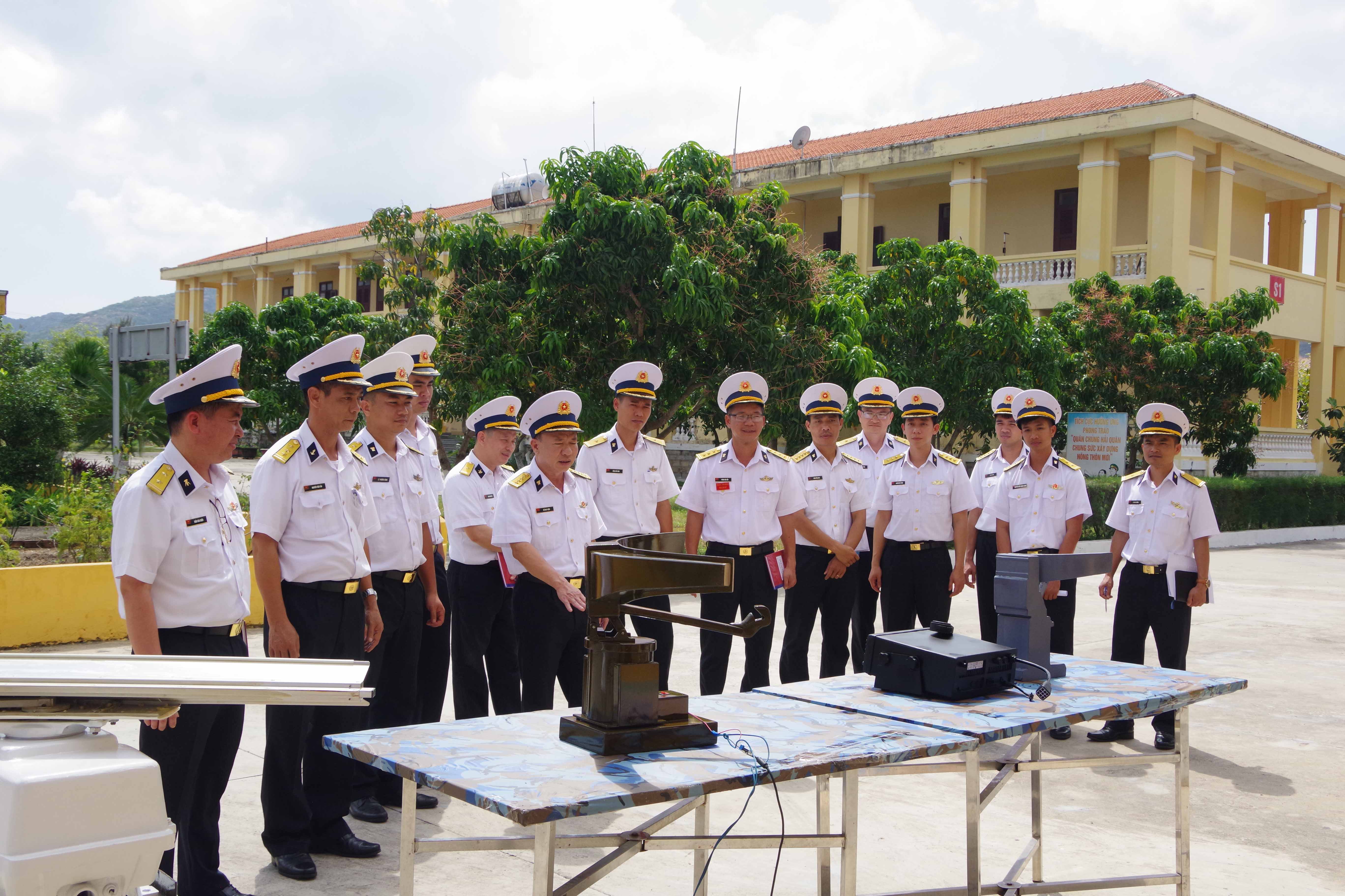 Ban tổ chức tham quan, đánh giá các mô hình tham gia hội thi