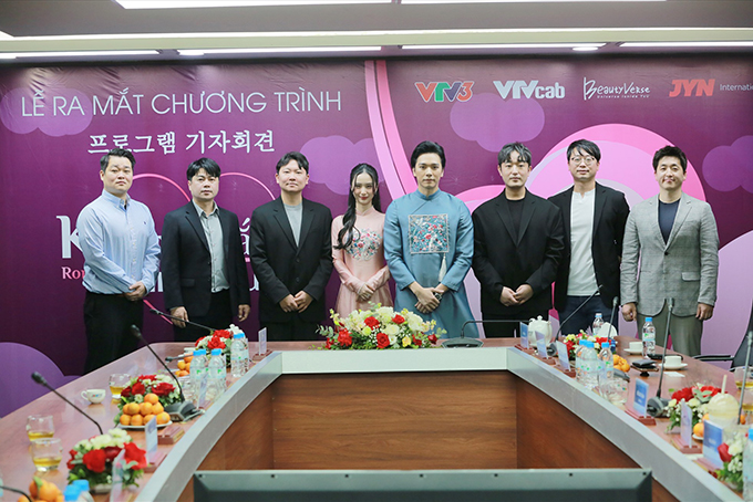 Ê kíp thực hiện chương trình  "Khoảnh khắc tình yêu ".