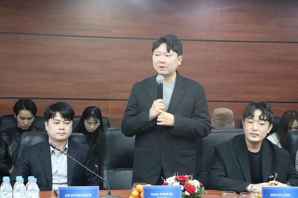 Tổng đạo diễn Yang Jeong Pil chia sẻ thông tin về chương trình.
