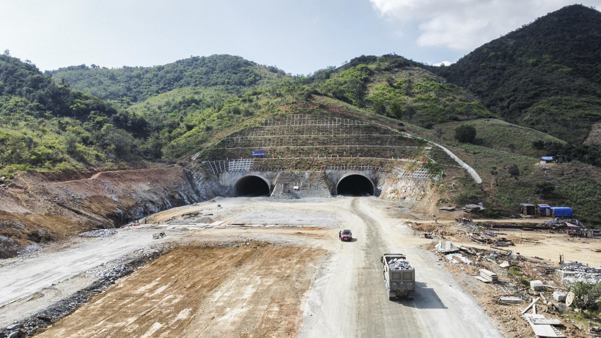 Hầm Dốc Sạn (TP. Cam Ranh) dài hơn 700m mỗi bên, đã được thông kỹ thuật.  Hiện, nhà thầu đang hoàn thiện các công đoạn còn lại của hạng mục này.