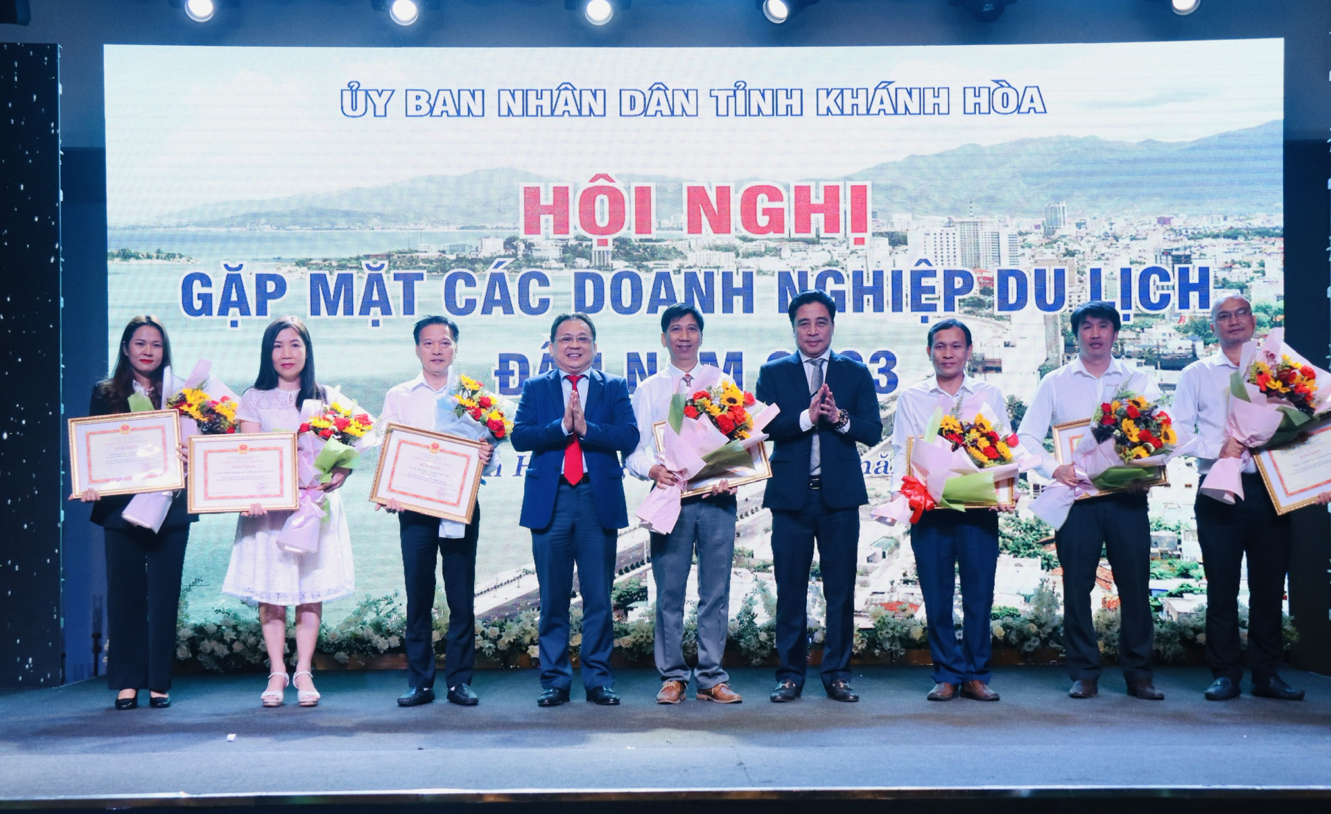 Ông Nguyễn Khắc Toàn và ông Lê Hữu Hoàng trao Bằng khen của Bộ trưởng Bộ Văn hóa - Thể thao và Du lịch cho các tập thể có nhiều đóng góp cho sự phát triển của Du lịch Khánh Hòa.