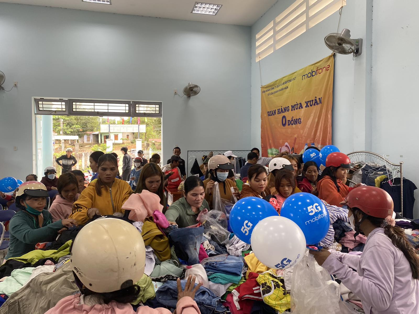 Người dân lựa chọn quần áo tại gian hàng mùa xuân 0 đồng do Mobifone Khánh Hoà tổ chức.