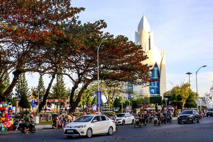 <p style= "text-align: justify; ">Sắc đỏ trên từng tán lá của những cây bàng ở đường Trần Phú.</p>