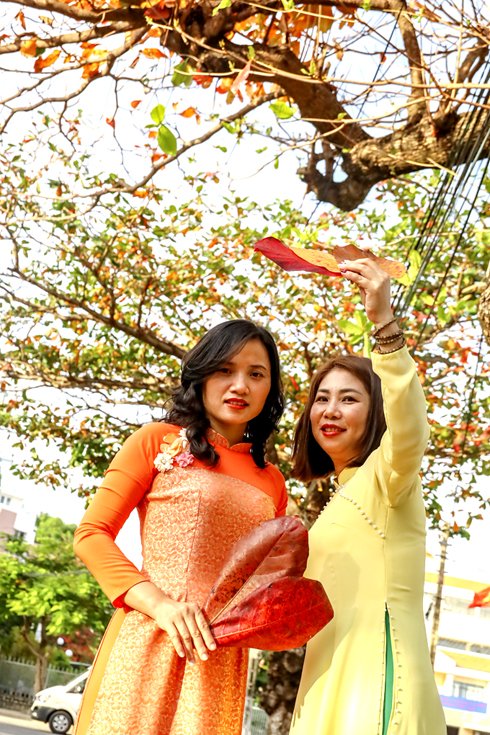 <p style= "text-align: justify; ">Sắc đỏ của hoa bàng thu hút nhiều người đến lưu giữ những khoảnh khắc kỷ niệm.</p>