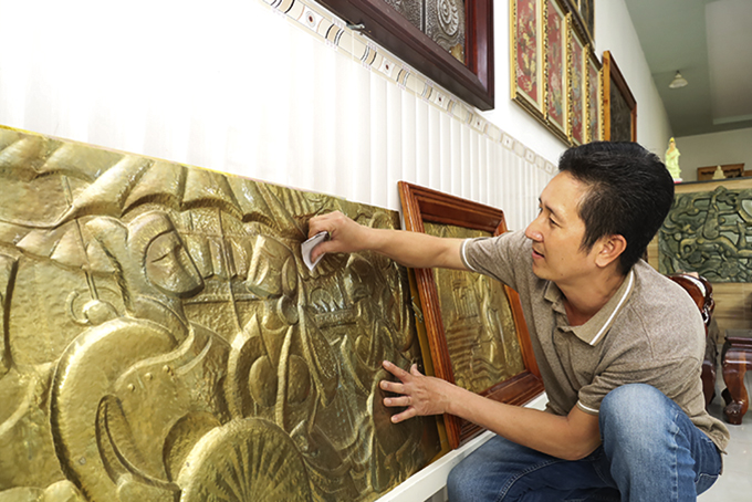 Họa sĩ Bùi Trung Chính thực hiện các tác phẩm tranh gò đồng.