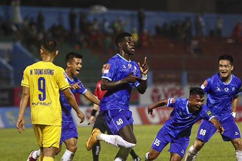 Các cầu thủ Khánh Hòa FC ăn mừng bàn thắng vào lưới đội khách.
