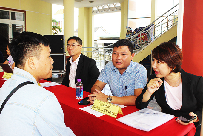Số lượng người lao động tham gia phiên giao dịch việc làm tại Ninh Hòa  chưa đáp ứng được nhu cầu của nhà tuyển dụng.