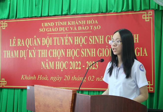 Em Lê Hoàng Khánh Trâm đại diện các học sinh bày tỏ quyết tâm trước kỳ thi. 