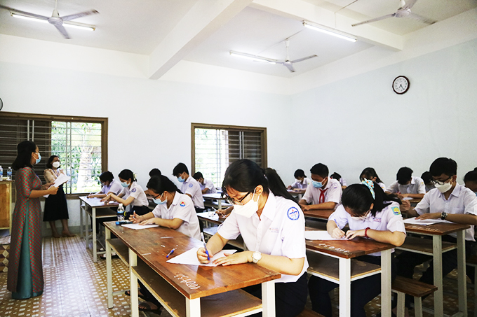 Các thí sinh tham dự kỳ thi vào lớp 10 Trường THPT Lý Tự Trọng (Nha Trang) năm học 2022-2023. 