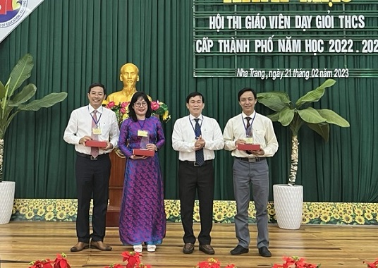 Ông Trần Nguyên Lập trao quà lưu niệm cho hiệu trưởng các trường THCS Nguyễn Hiền, THCS Thái Nguyên và THCS Âu Cơ là các nơi diễn ra hội thi. 