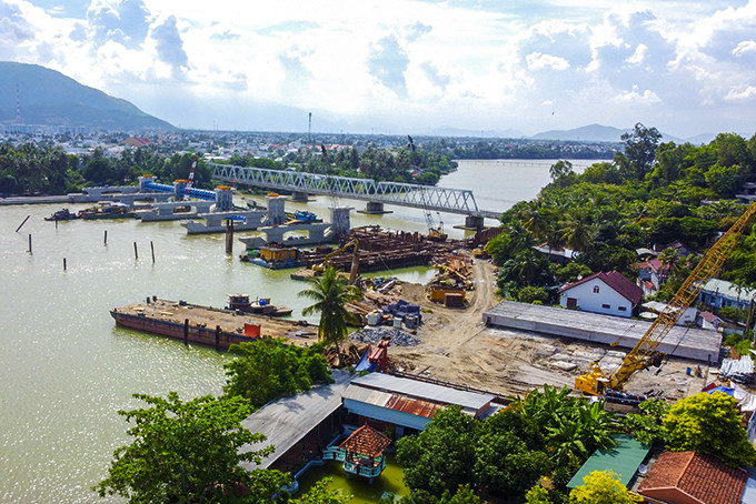 Thi công Đập ngăn mặn trên sông Cái Nha Trang.