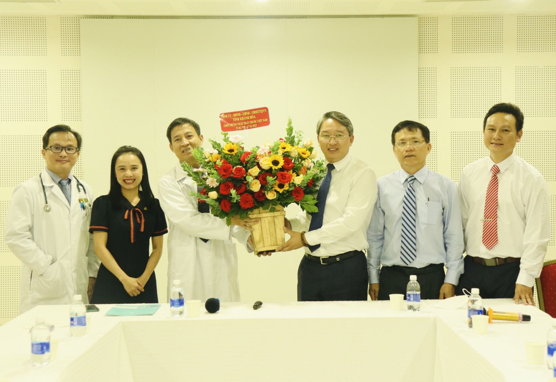 Bí thư Tỉnh ủy Nguyễn Hải Ninh tặng hoa, gửi lời chúc mừng đến cán bộ, nhân viên Bệnh viện Vinmec Nha Trang