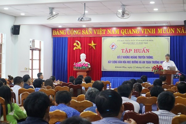 Lãnh đạo Sở Giáo dục và Đào tạo phát biểu tại buổi tập huấn. 