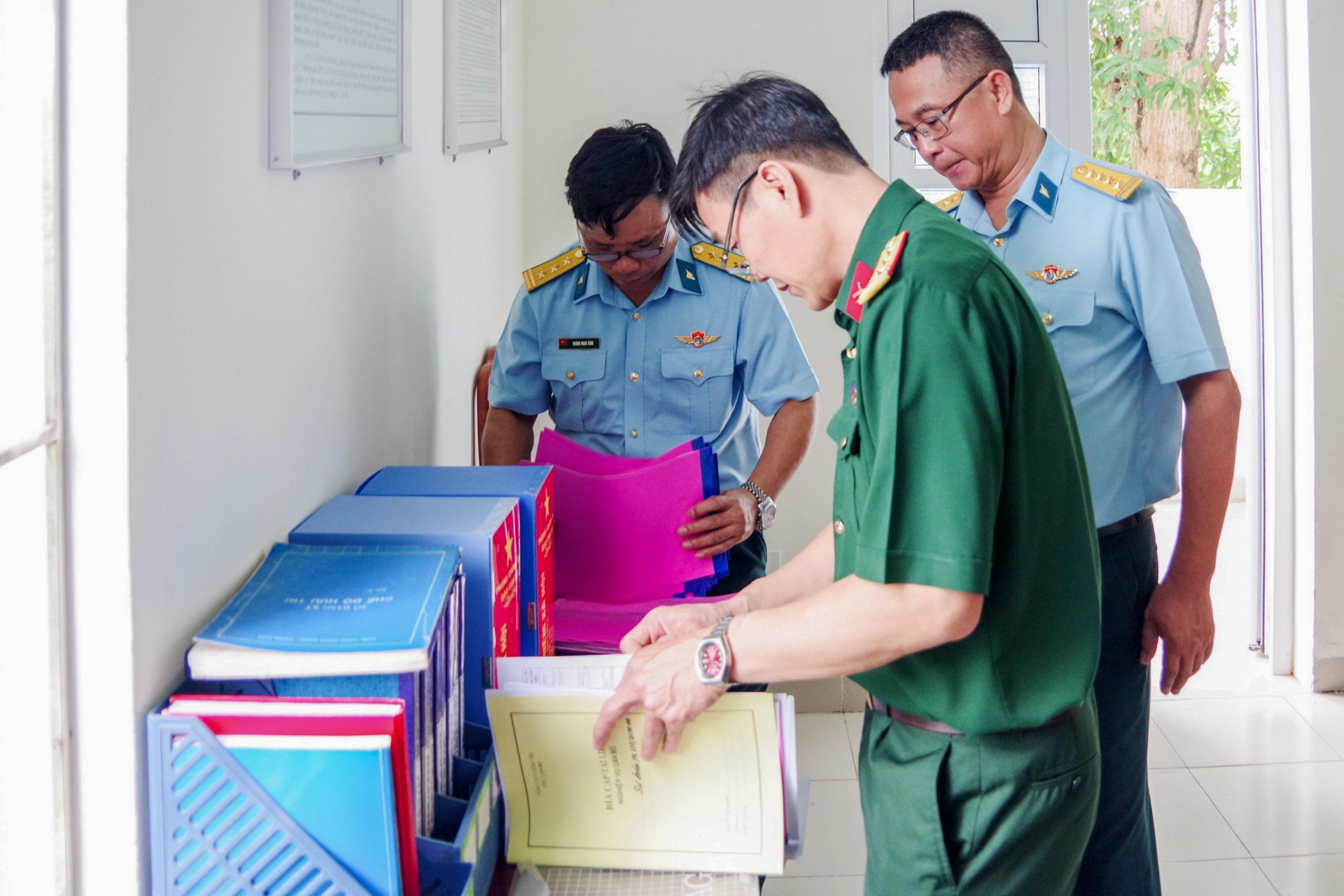 Đoàn công tác kiểm tra tại Sư đoàn 377