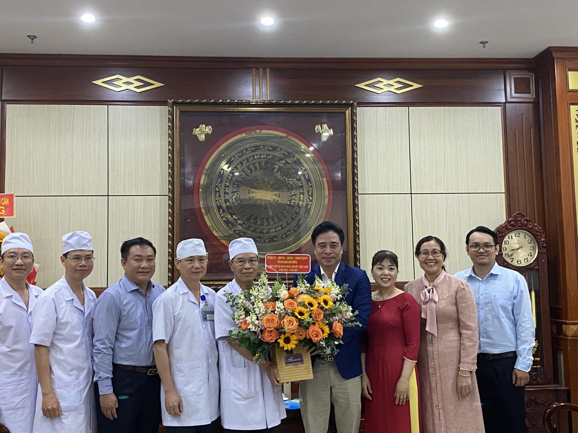 Ông Nguyễn Khắc Toàn tặng hoa chúc mừng Bệnh viện Quân y 87.