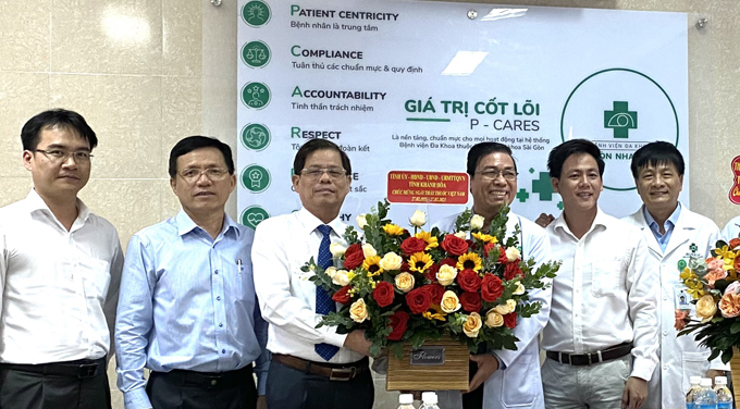 Ông Nguyễn Tấn Tuân tặng hoa cho đội ngũ cán bộ y tế Bệnh viện Đa khoa Sài Gòn.