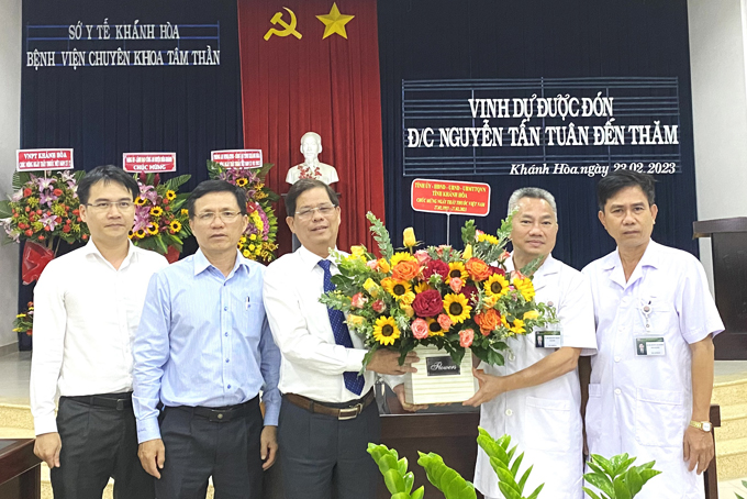 Ông Nguyễn Tấn Tuân tặng hoa cho đội ngũ cán bộ y tế Bệnh viện Chuyên khoa Tâm thần tỉnh.