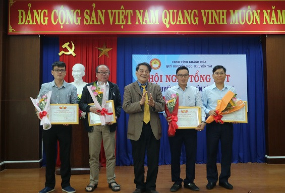 Ông Phạm Văn Chi - Phó Chủ tịch Thường trực Hội đồng Quản lý Quỹ khuyến học, khuyến tài Khánh Hòa trao ghi nhận  "Tấm lòng vàng khuyến học, khuyến tài " cho các cá nhân. 