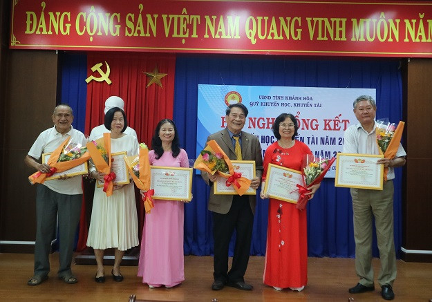 Các cá nhân đón nhận giấy ghi nhận  "Tấm lòng vàng khuyến học, khuyến tài ". 