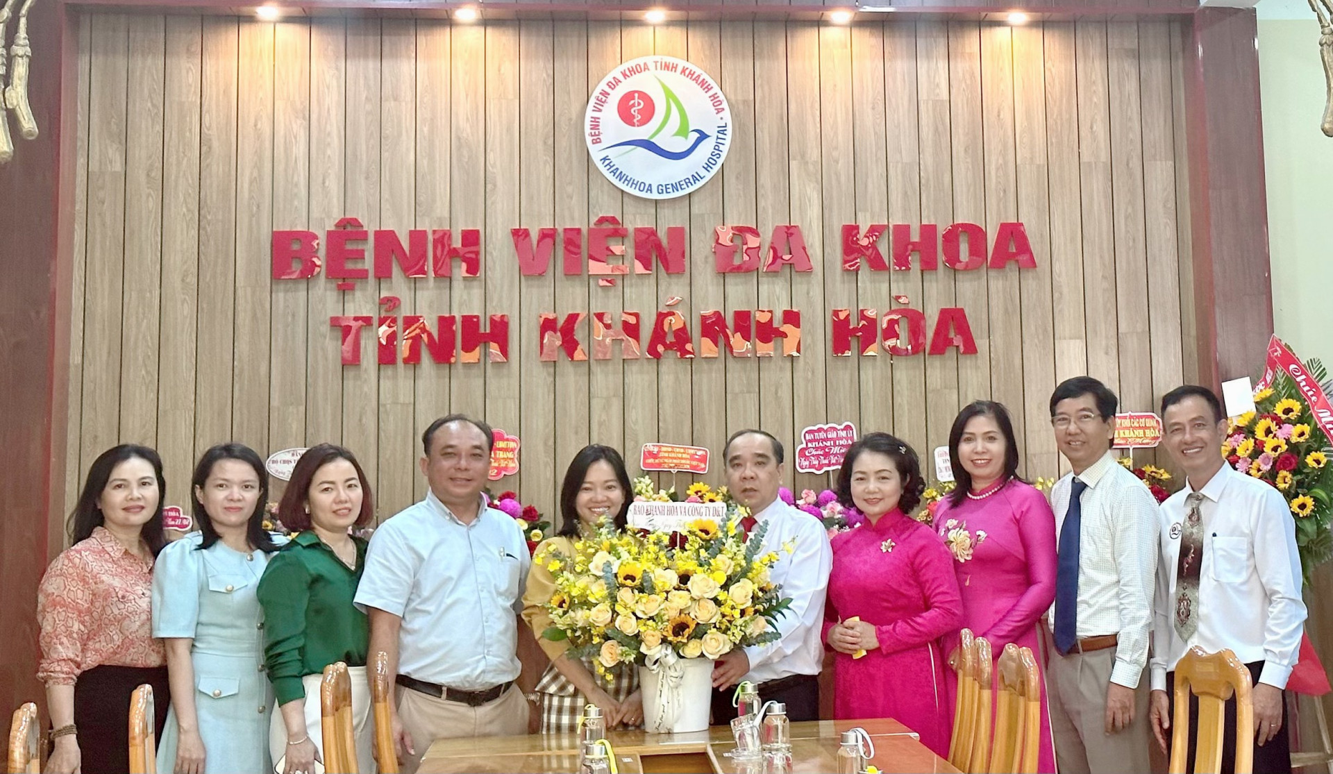 Lãnh đạo Báo Khánh Hòa và DT Group tặng hoa lãnh đạo Bệnh viện Đa khoa tỉnh.