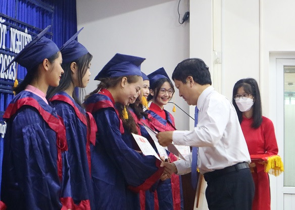 Lãnh đạo nhà trường trao giấy khen cho các sinh viên đạt thành tích.