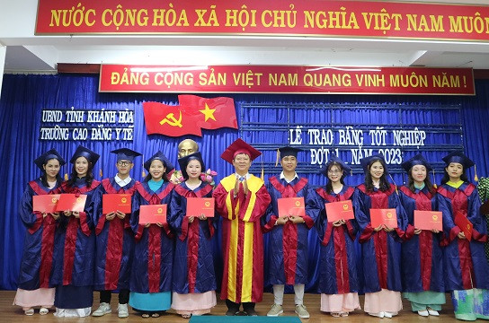 Lãnh đạo trường trao bằng tốt nghiệp cho các sinh viên.