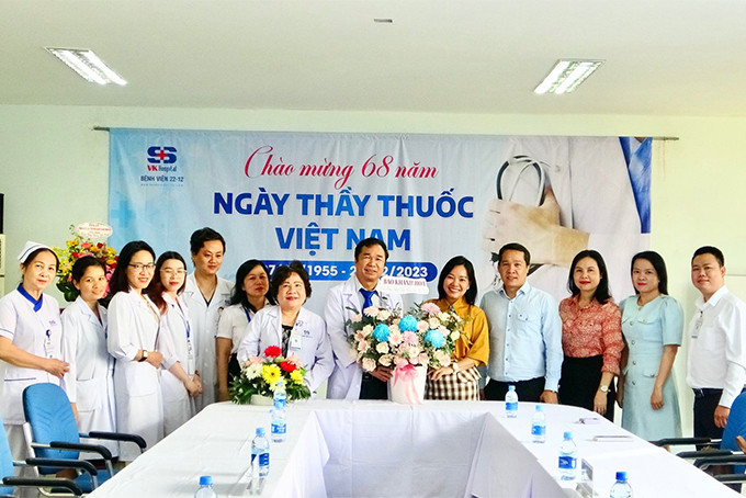 Lãnh đạo Báo Khánh Hòa tặng hoa, chúc mừng Bệnh viện 22-12