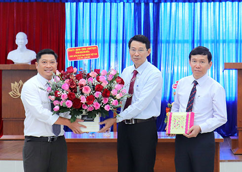 Ông Đinh Văn Thiệu tặng hoa cho Bệnh viện Ung bướu tỉnh.