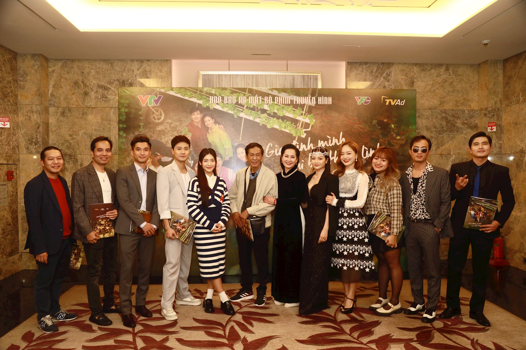 Đoàn làm phim tại buổi ra mắt, giới thiệu về bộ phim.