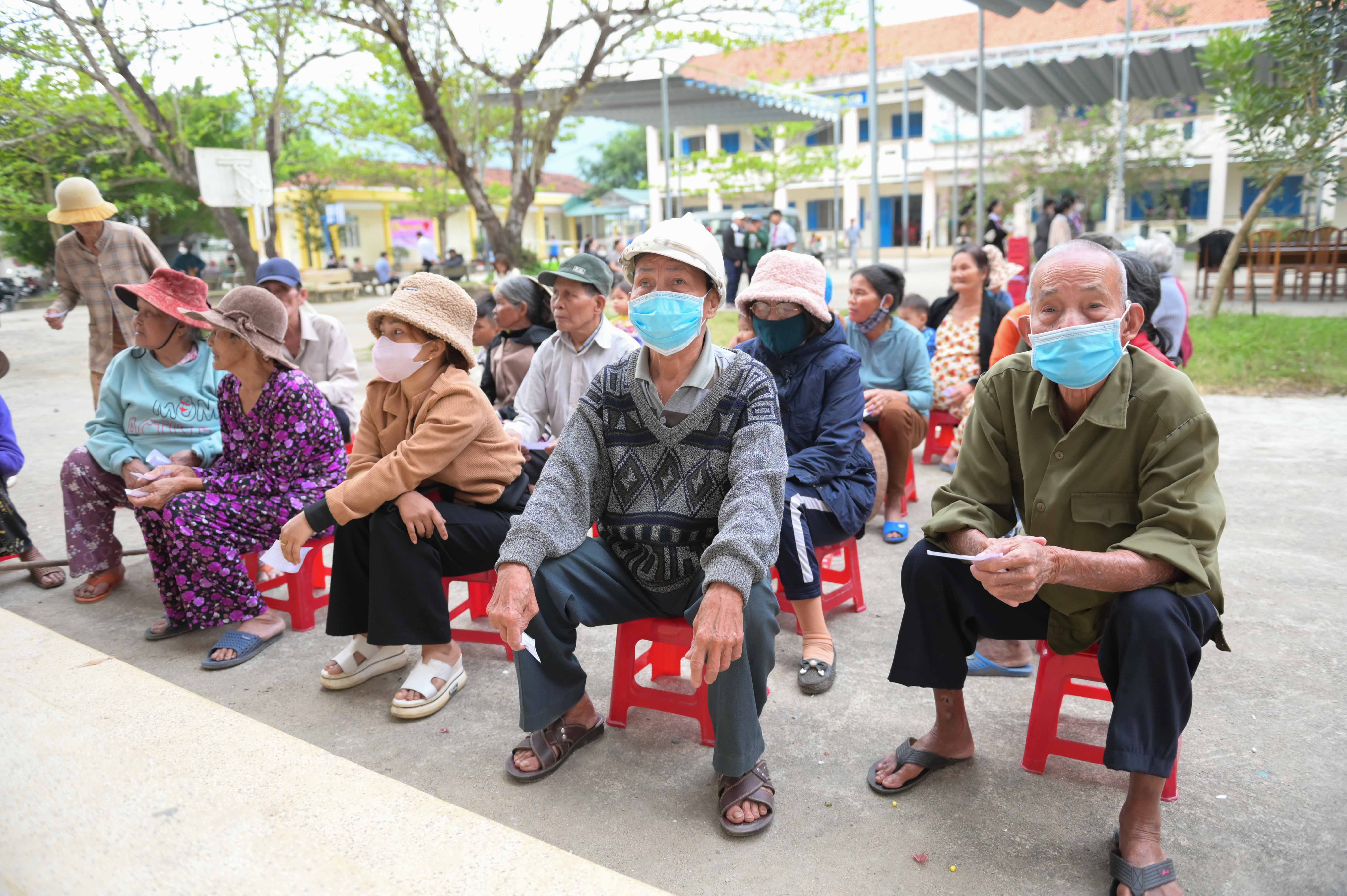 Từ sớm, nhiều người lớn tuổi, người có hoàn cảnh khó khăn đã đến Trường Tiểu học và THCS Diên Tân để được khám bệnh miễn phí