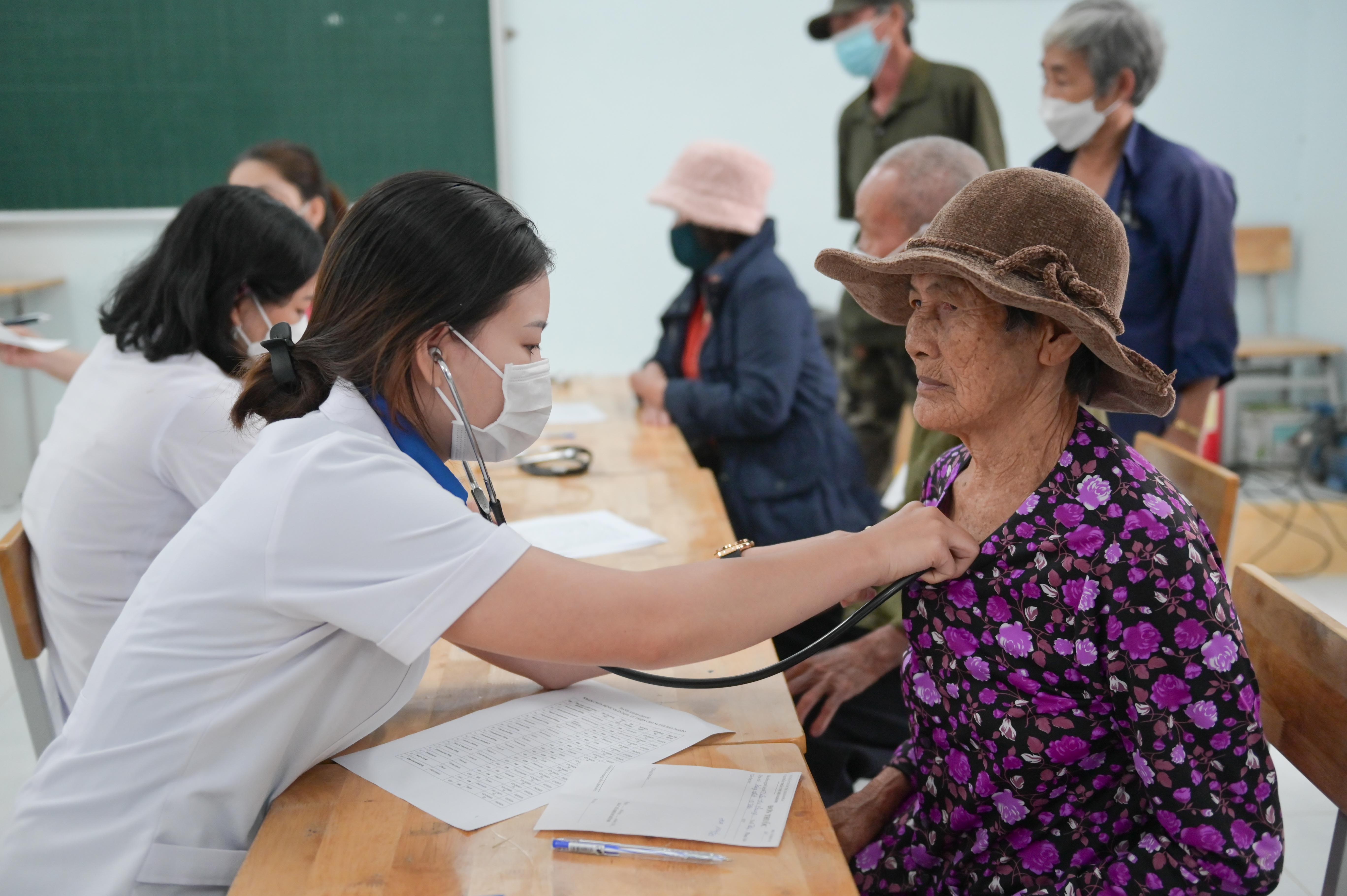 Các thầy thuốc trẻ thăm khám bệnh cho người dân.