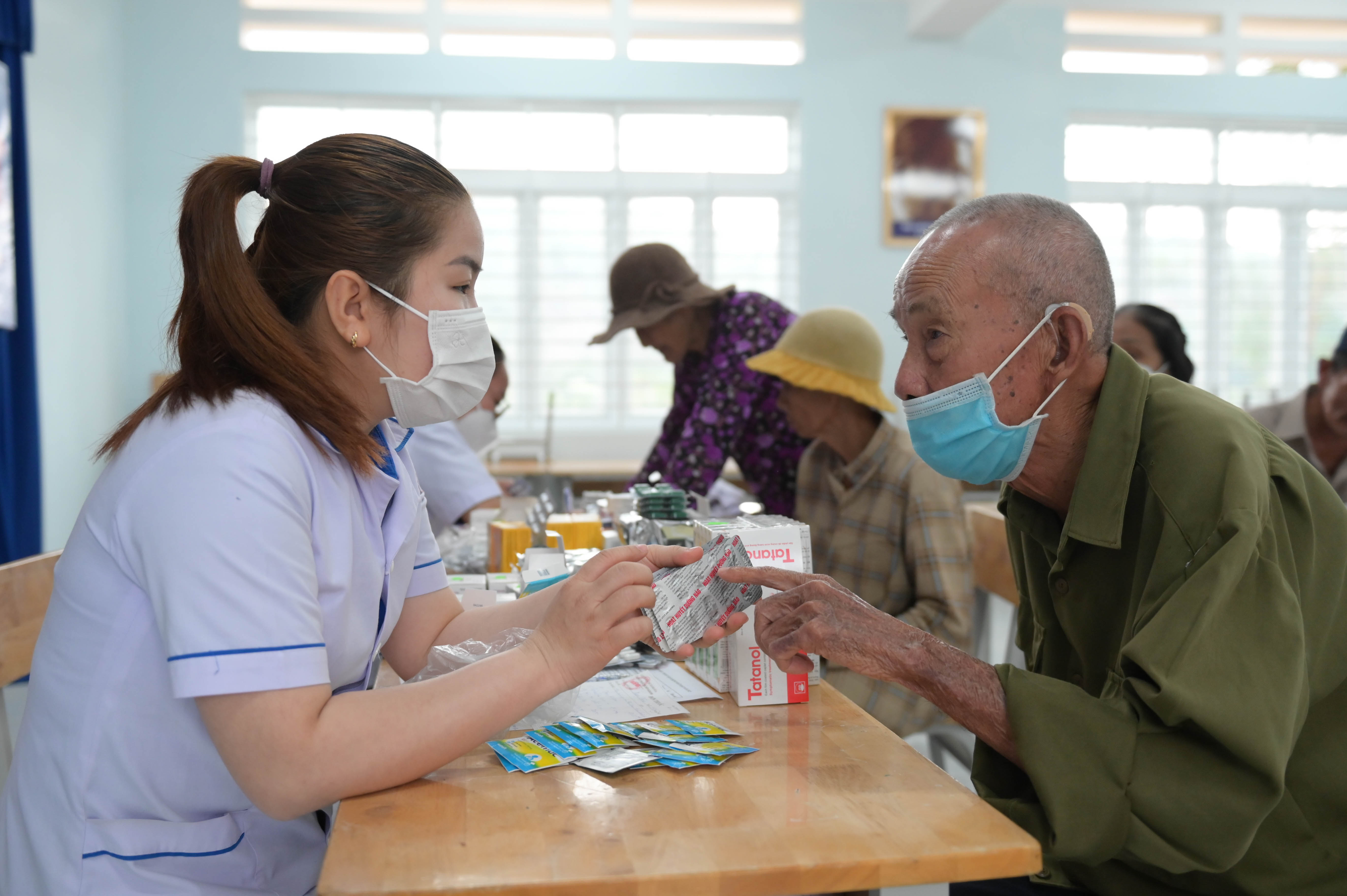 Cấp thuốc miễn phí, hướng dẫn người dân sử dụng thuốc