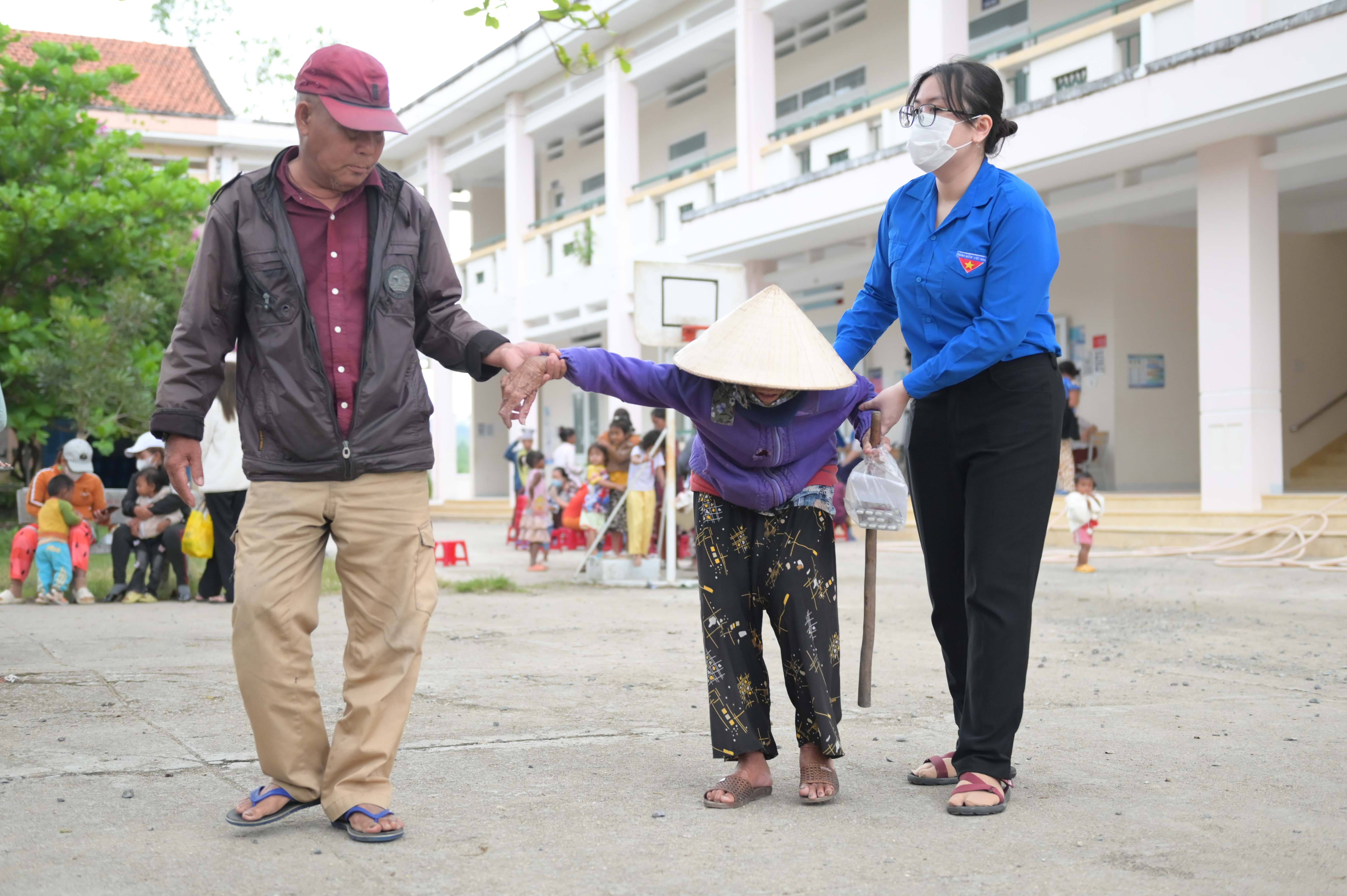 Các đoàn viên, thanh niên hỗ trợ người cao tuổi đến khám bệnh, nhận thuốc