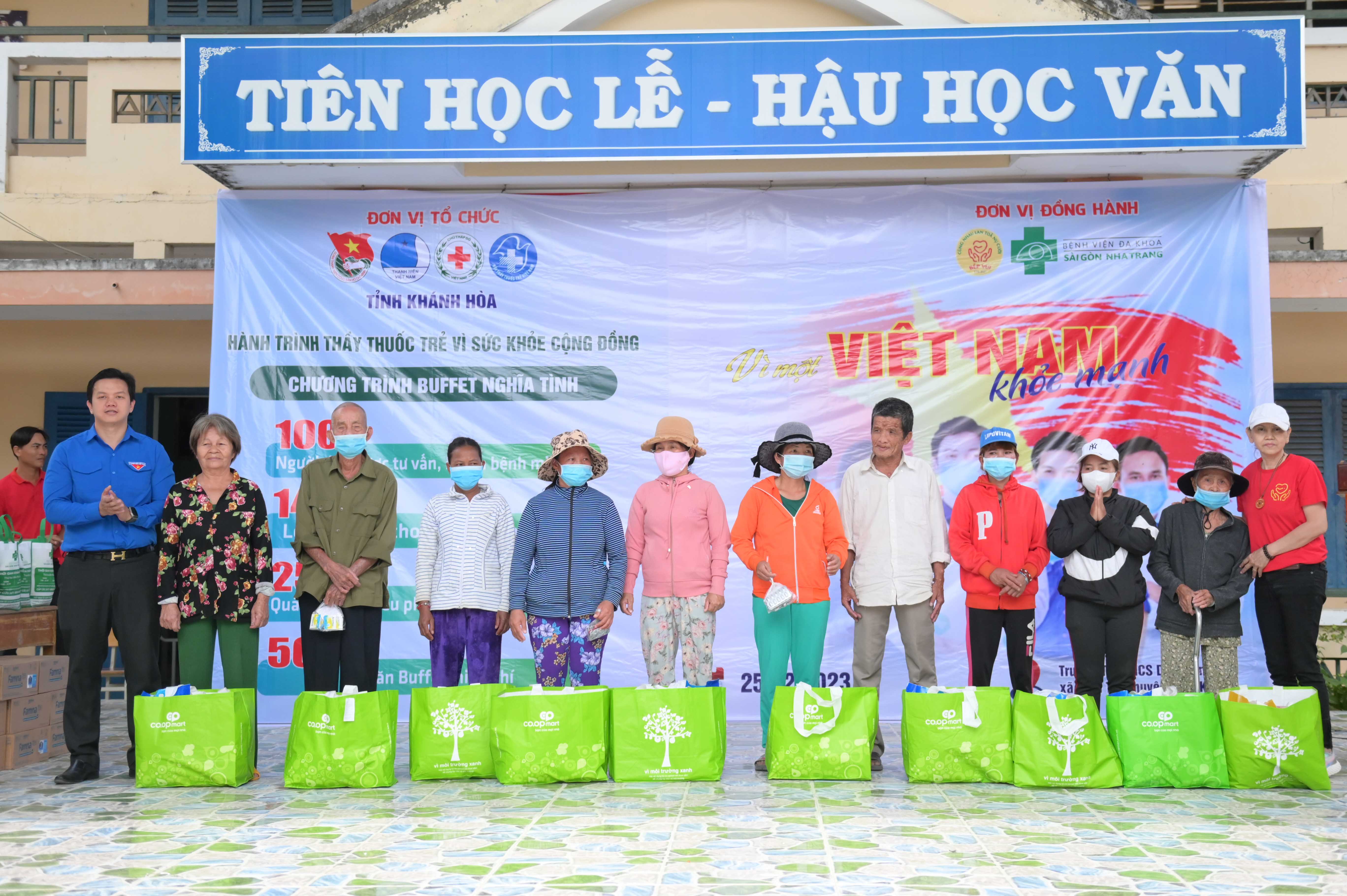 Bên cạnh đó, ban tổ chức chương trình trao 250 phần quà là nhu yếu phẩm cho người dân khó khăn