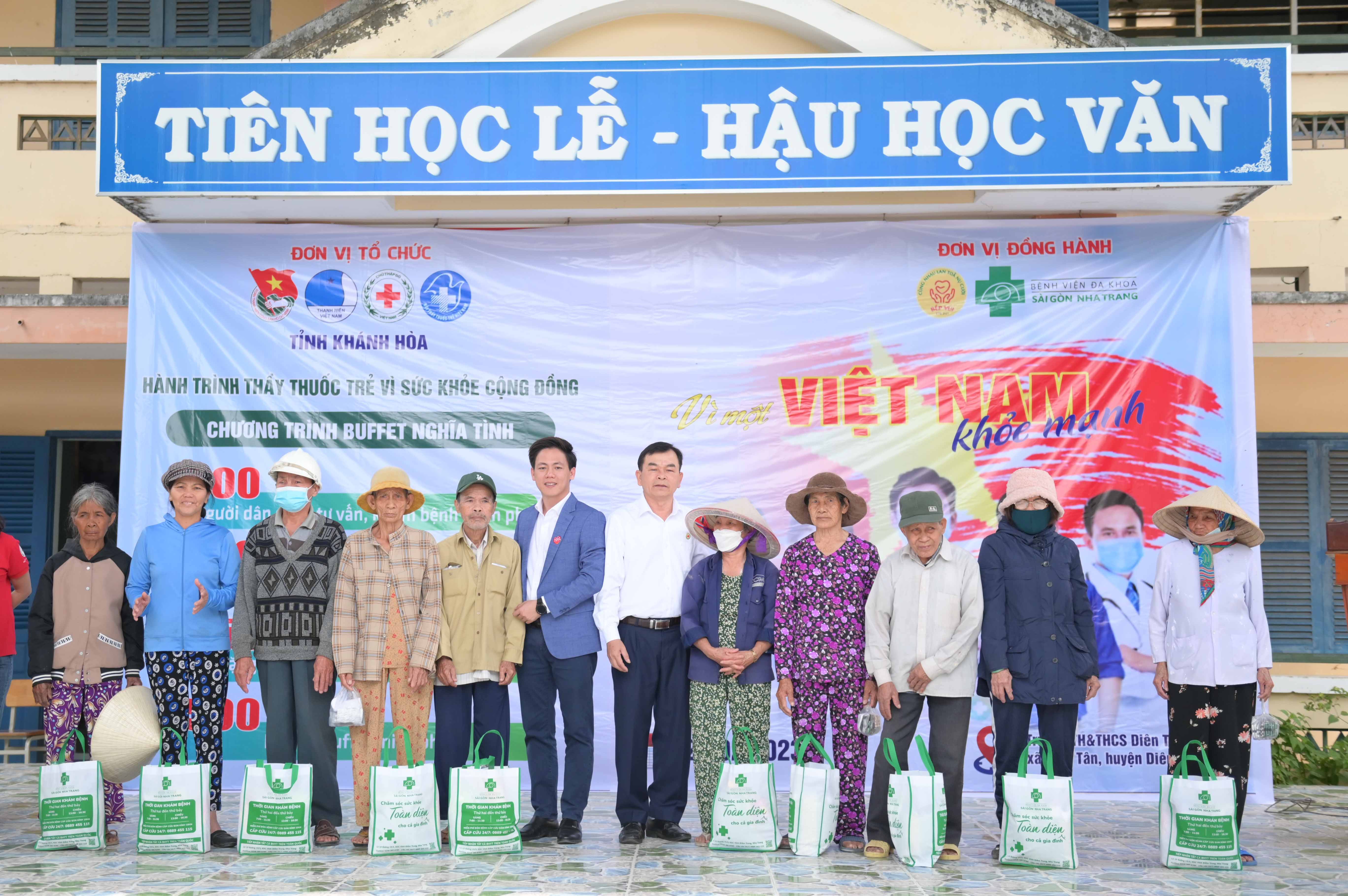 Lãnh đạo Hội Chữ thập đỏ tỉnh, Bệnh viện Đa khoa Sài Gòn - Nha Trang trao quà cho người dân