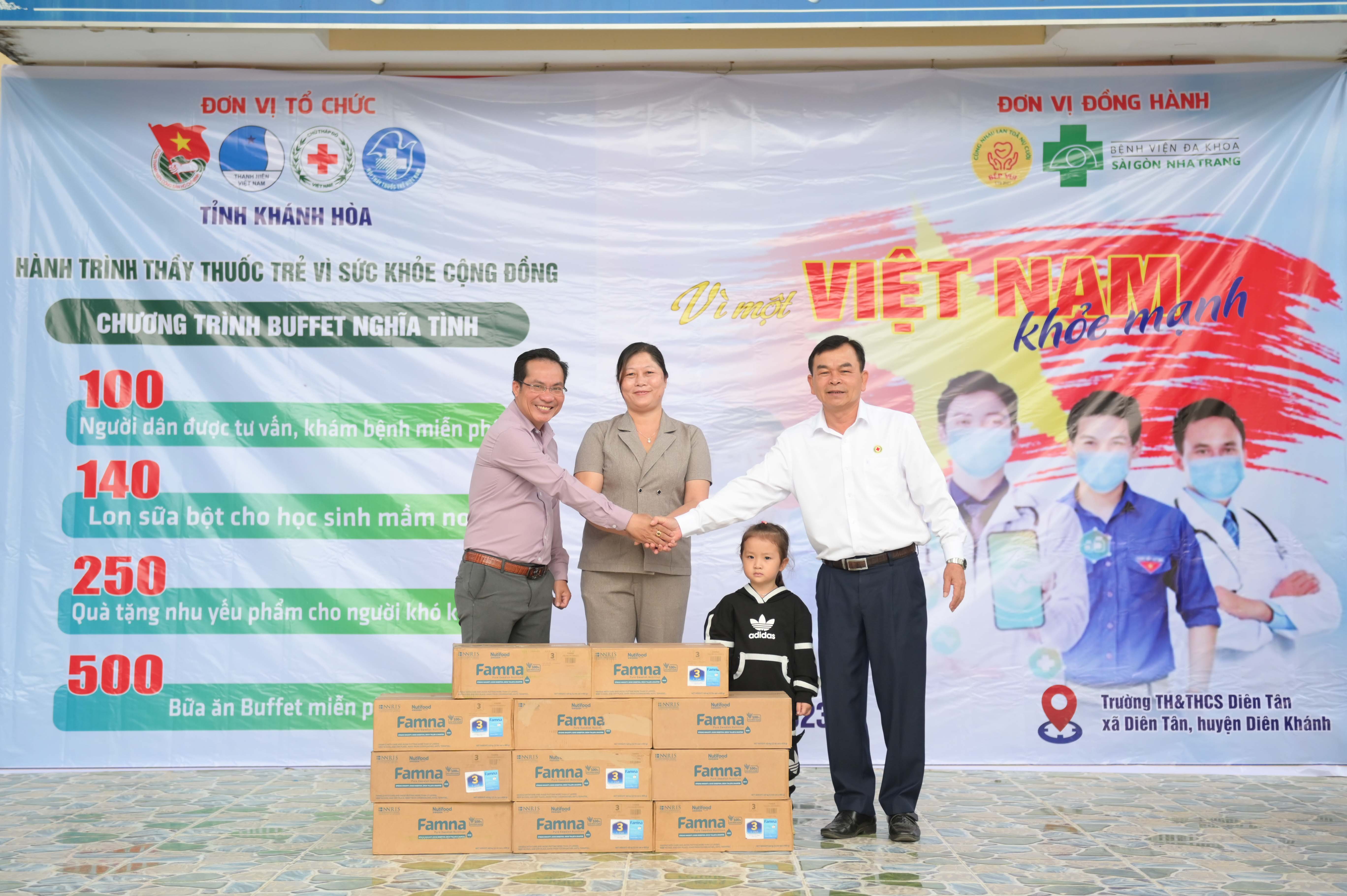 Trao hỗ trợ 140 lon sữa bột cho các học sinh Trường Mầm non Diên Tân