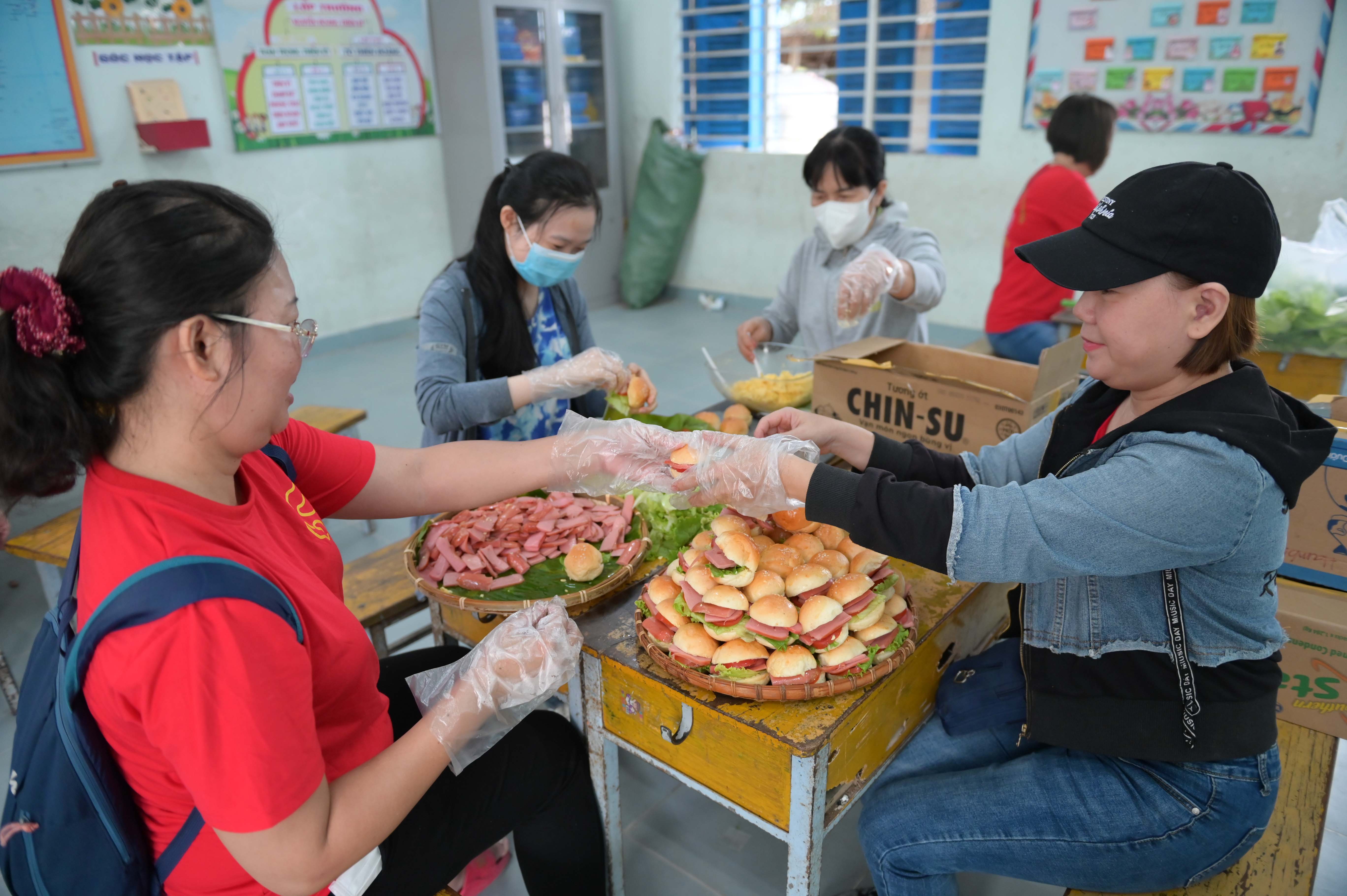 Cùng đó, tại chương trình, các đơn vị cùng Câu lạc bộ Bếp vui (TP. Hồ Chí Minh) tổ chức chương trình Buffet nghĩa tình với 500 suất ăn cho người dân, học sinh tại địa phương