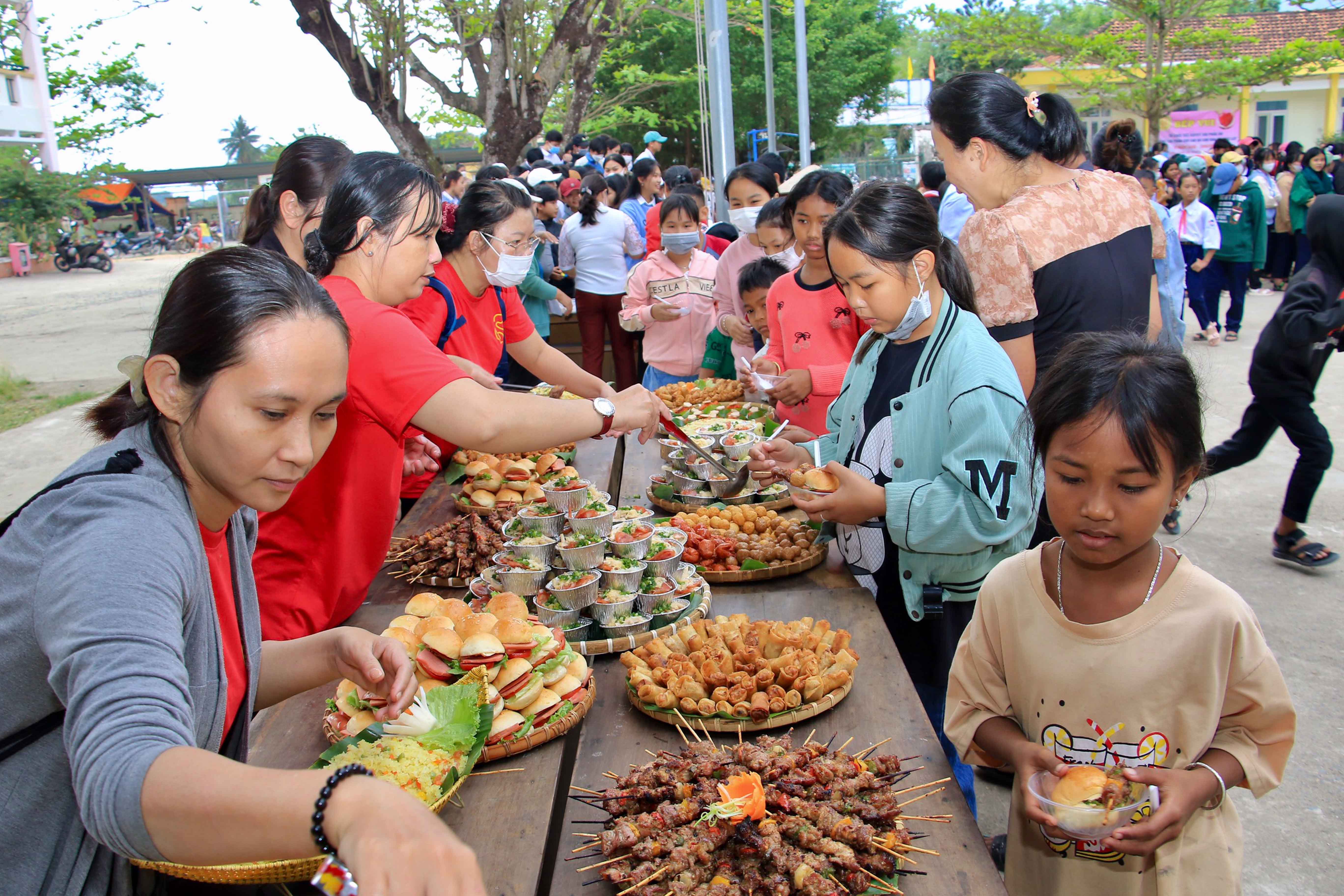 Các thiếu nhi thích thú tham gia chương trình Buffet nghĩa tình