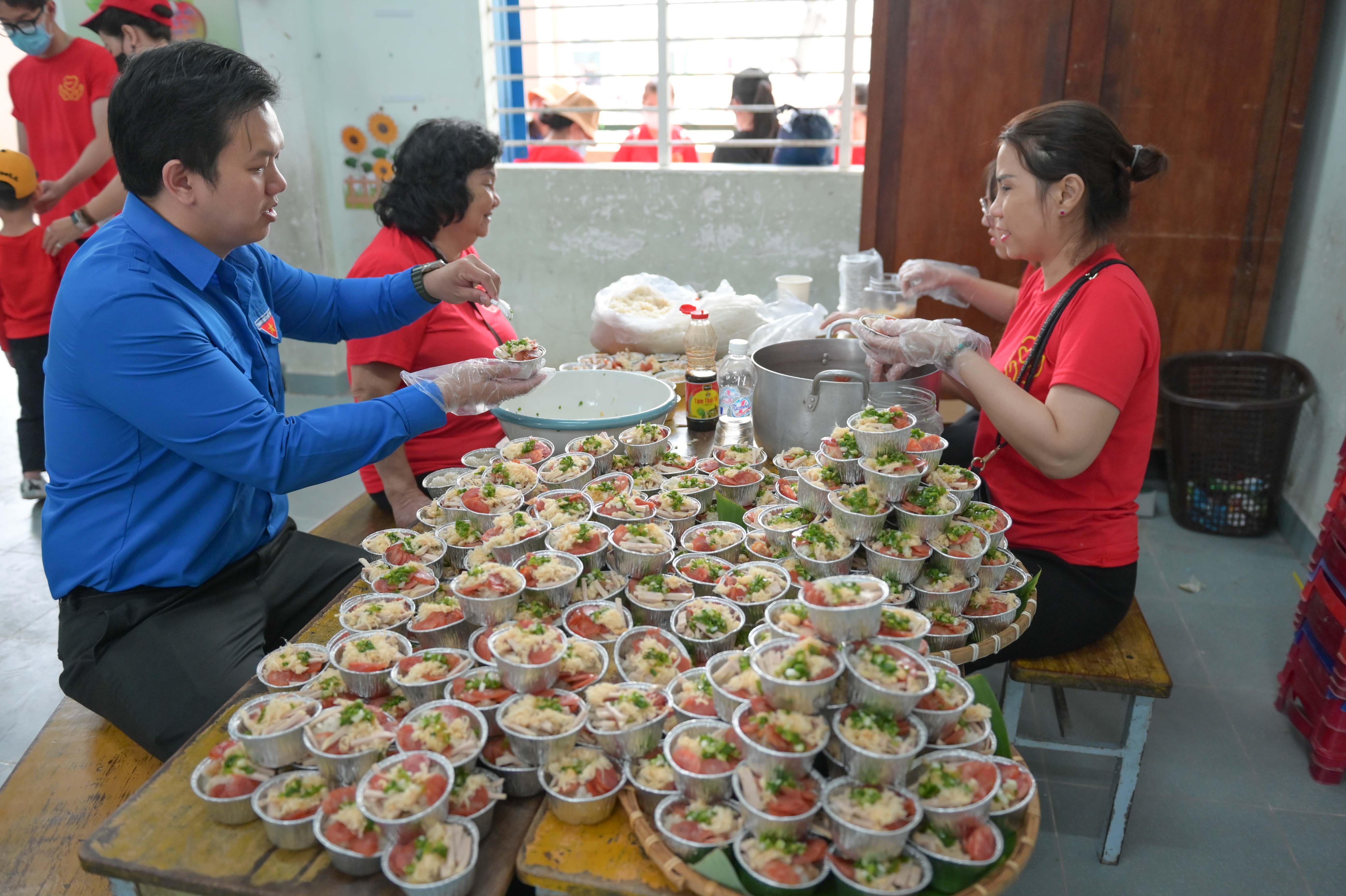 Chuẩn bị các phần ăn cho người dân, học sinh