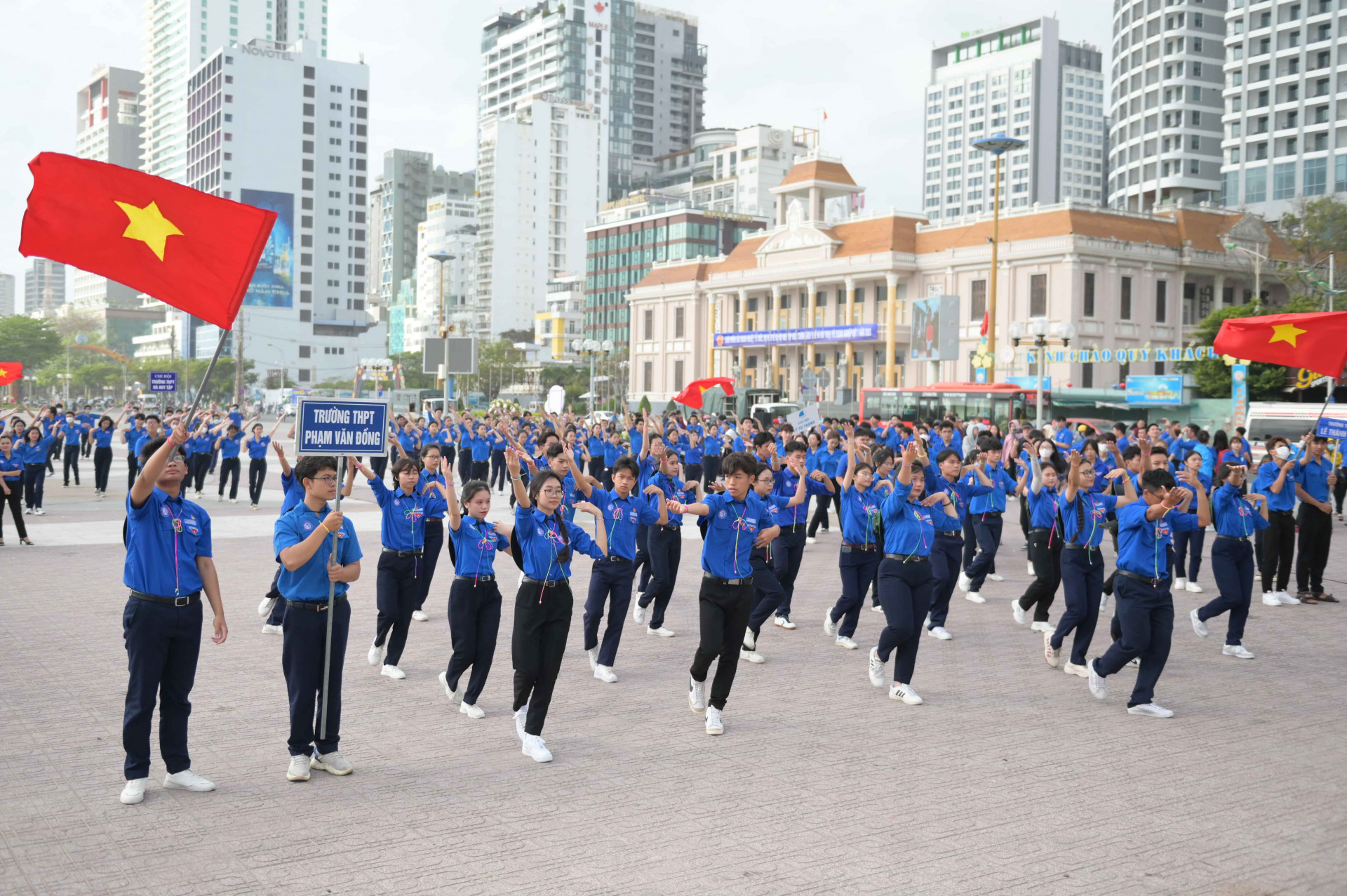 Các đoàn viên, thanh niên thành phố tham gia đồng diễn múa hát tập thể, múa dân vũ chào mừng kỷ niệm 370 năm xây dựng và phát triển tỉnh