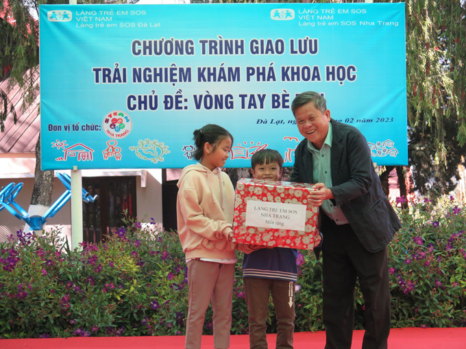 Ông Lê Hùng Nghệ - Giám đốc Làng trẻ em SOS Nha Trang trao tặng các phần quà cho các em nhỏ tại Làng trẻ em SOS Đà Lạt.