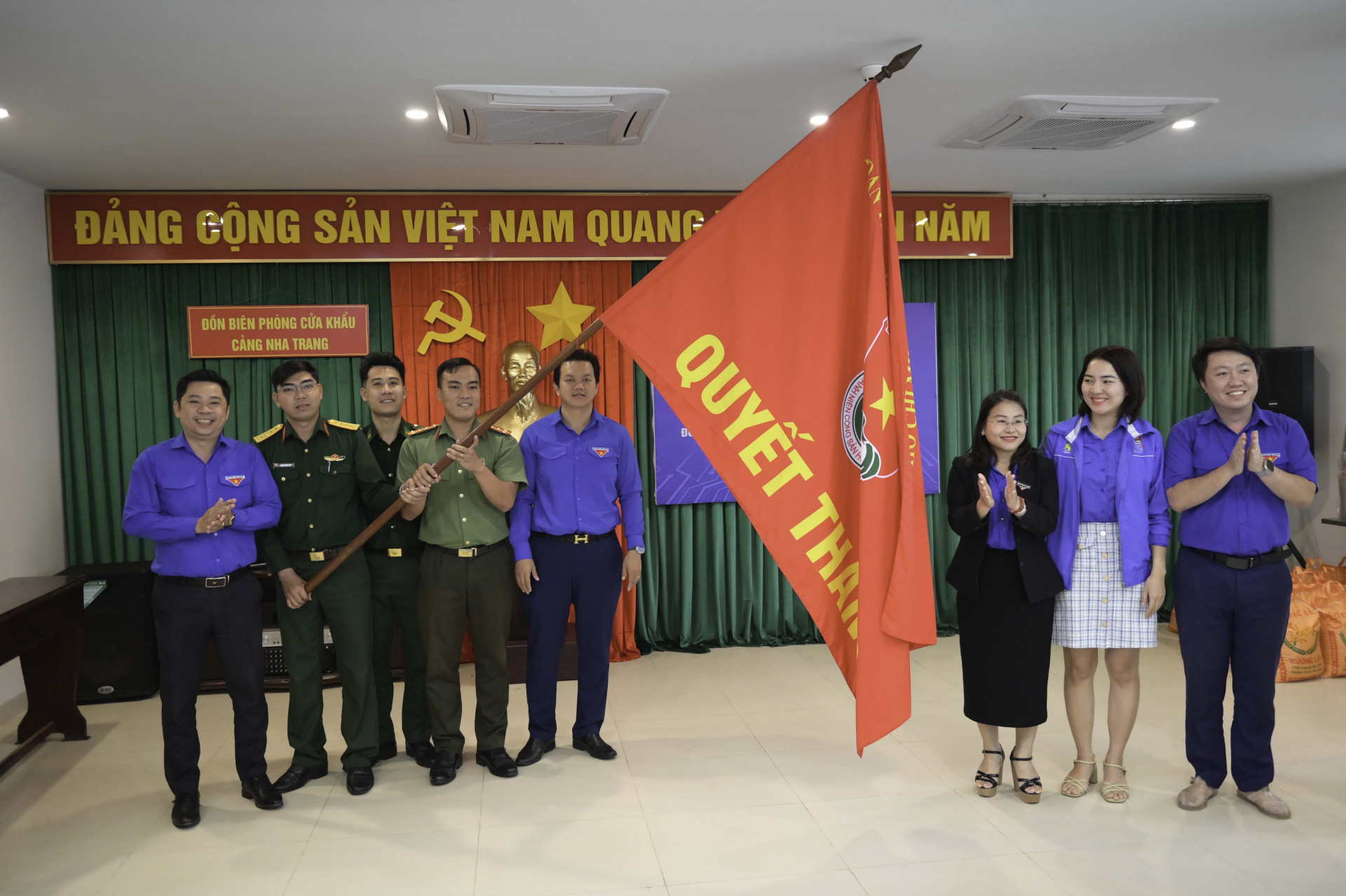 Lãnh đạo Tỉnh đoàn trao cờ quyết thắng thực hiện các nhiệm vụ Tháng Thanh niên cho các đơn vị trong khối