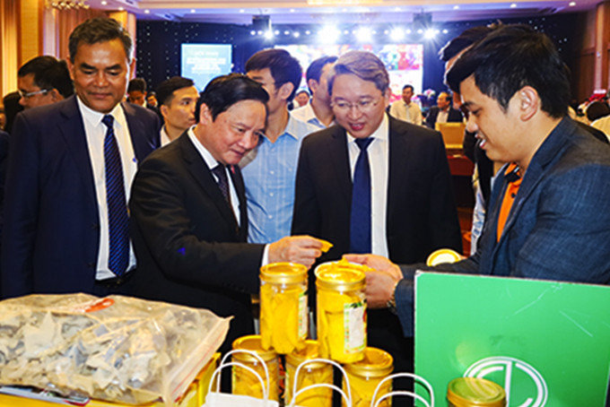 Lãnh đạo Trung ương và 2 địa phương tham quan gian hàng  sản phẩm xoài sấy Cam Lâm.