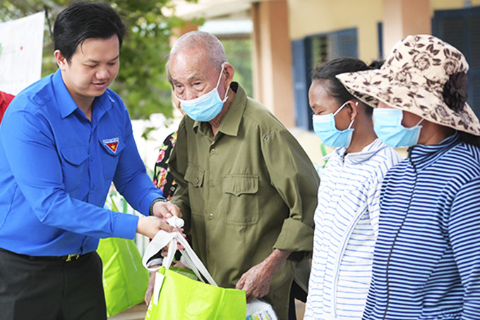 Lãnh đạo Tỉnh đoàn trao quà cho người dân. 