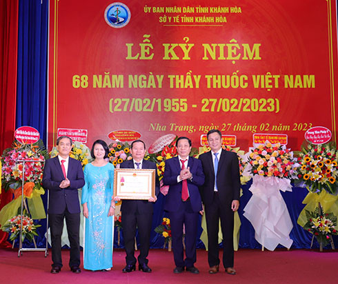 Bệnh viện Đa khoa khu vực Ninh Hòa nhận Huân chương Lao động hạng Ba