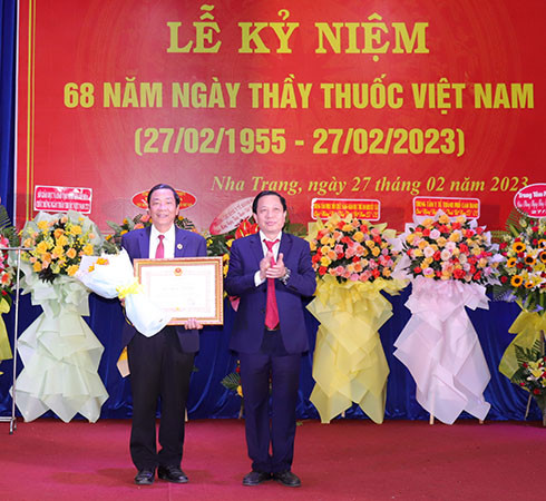 Ông Hà Quốc Trị trao danh hiệu thầy thuốc nhân dân cho bác sĩ Nguyễn Văn Xáng